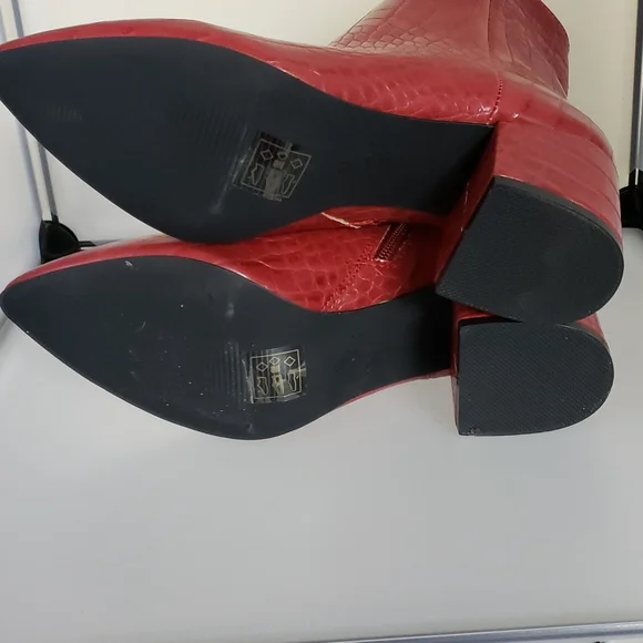 NWOT Red Ankle Boots Faux Crocodile - Picture 4 of 5
